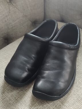 Merrell Men's Black Slip-On Leather Comfort Clogs